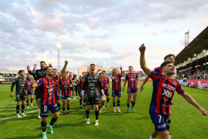 Los jugadores del Yeclano Deportivo celebra con sus aficionados la victoria lograda ante el Lleida Sportiu en la primera ronda de la promoción de ascenso a Primera Federación.