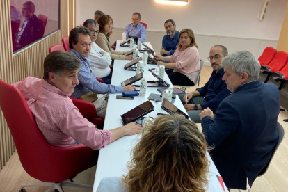 Los representantes del PSOE se reúnen con miembros de la Cámara de Comercio. HDS