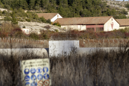 Estructura y cartel de obras abandonados en el recorrido Langa-Aranda. HDS