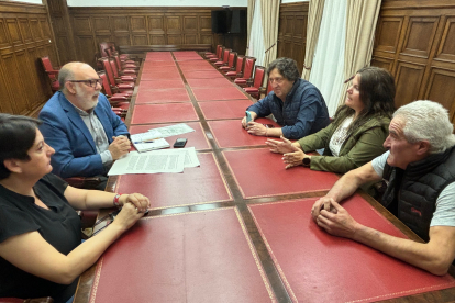 Reunión de los representantes de Asaja con  el subdelegado del Gobierno, Miguel Latorre.