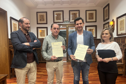 Asistentes a la firma al convenio entre Diputación y Asohtur.