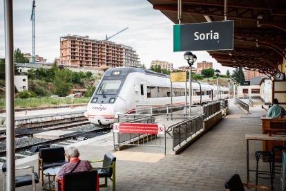 El tren de Soria a Madrid ayer en la estación del Cañuelo antes de iniciar el viaje.