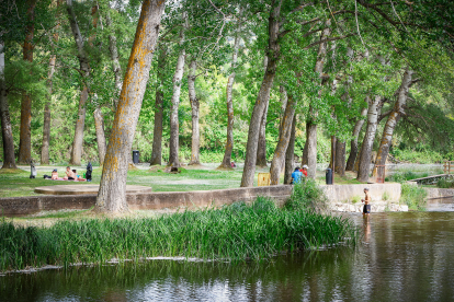 El termómetro rebasa los 30 grados en Soria y el río Duero recibe a los primeros bañistas.