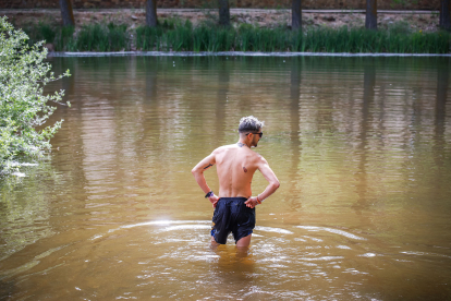 El termómetro rebasa los 30 grados en Soria y el río Duero recibe a los primeros bañistas.