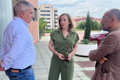 Antón, Del Pino y Rey frente al Centro de los Alimentos.