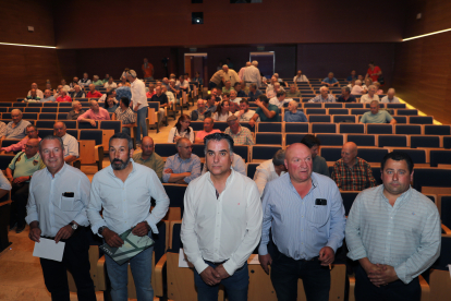 El presidente regional de Asaja, Donaciano Dujo y el presidente provincial José Luis Pinto junto a miembros de la ejecutiva antes de la asamblea.