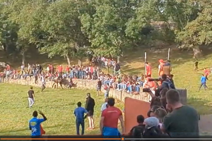 Momento del golpe contra el muro con el jinete cayéndose del caballo.