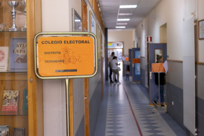 Trajín colegios electorales de la capital