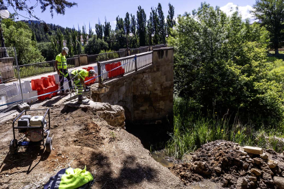 Obras en el puente de piedra. - MARIO TEJEDOR