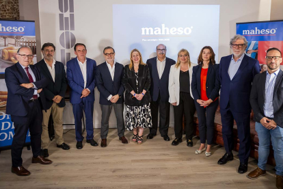 Foto de familia de las autoridades y los responsables de Maheso en la presentación del proyecto en FOES.