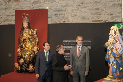 Mañueco y Felipe VI durante la visita inaugural a Las Edades del Hombre en su edición 'Hospitalitas'.