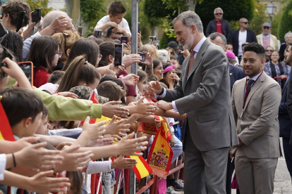 El rey Felipe VI inaugura la XXVII edición de Las Edades del Hombre en Villafranca del Bierzo, donde saluda a los vecinos.