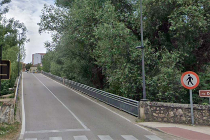 Carretera sobre el puente medieval de Almazán