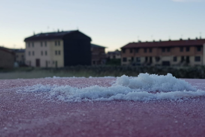 Montoncito de hielo rascado del techo de un coche en Duruelo.