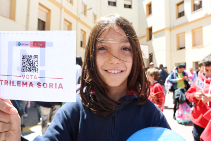 Una alumna celebra el reconocimiento a Trilema Soria.