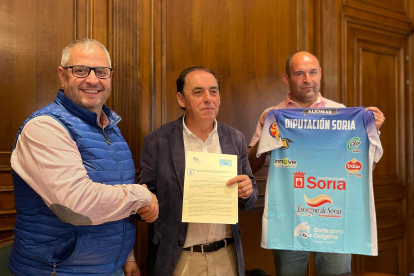 Alfredo Cabrerizo, Benito Serrano y Sergio Frías durante la firma del convenio entre C.V. Río Duero y Diputación de Soria.