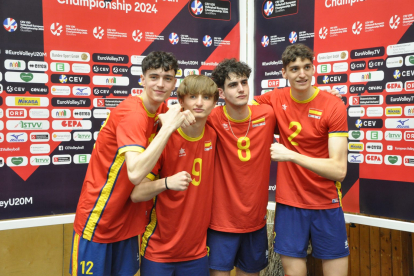 Carlos Montero, con el número 2, durante un torneo con la selección júnior.