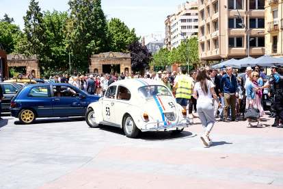 El Clasiclub de Soria acerca al centro de la ciudad la historia del motor con una concentración de coches clásicos.