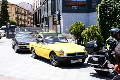 El Clasiclub de Soria acerca al centro de la ciudad la historia del motor con una concentración de coches clásicos.