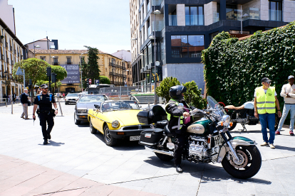 El Clasiclub de Soria acerca al centro de la ciudad la historia del motor con una concentración de coches clásicos.