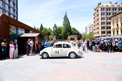 El Clasiclub de Soria acerca al centro de la ciudad la historia del motor con una concentración de coches clásicos.