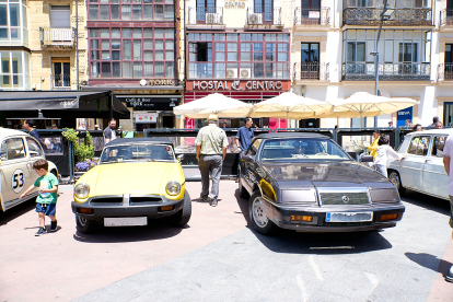 El Clasiclub de Soria acerca al centro de la ciudad la historia del motor con una concentración de coches clásicos.