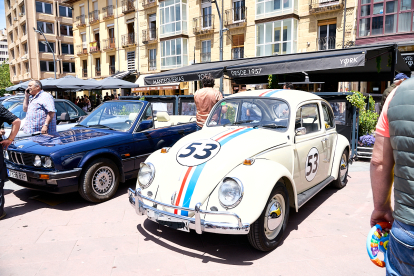 El Clasiclub de Soria acerca al centro de la ciudad la historia del motor con una concentración de coches clásicos.