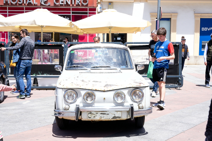 El Clasiclub de Soria acerca al centro de la ciudad la historia del motor con una concentración de coches clásicos.