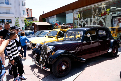 El Clasiclub de Soria acerca al centro de la ciudad la historia del motor con una concentración de coches clásicos.