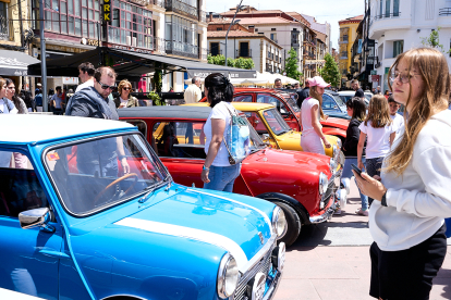 El Clasiclub de Soria acerca al centro de la ciudad la historia del motor con una concentración de coches clásicos.
