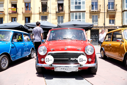 El Clasiclub de Soria acerca al centro de la ciudad la historia del motor con una concentración de coches clásicos.