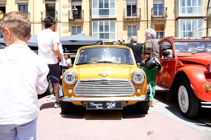 El Clasiclub de Soria acerca al centro de la ciudad la historia del motor con una concentración de coches clásicos.