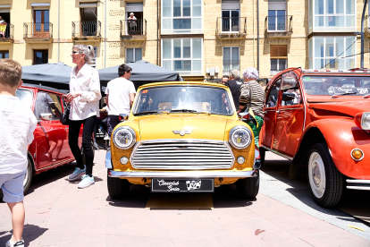 El Clasiclub de Soria acerca al centro de la ciudad la historia del motor con una concentración de coches clásicos.