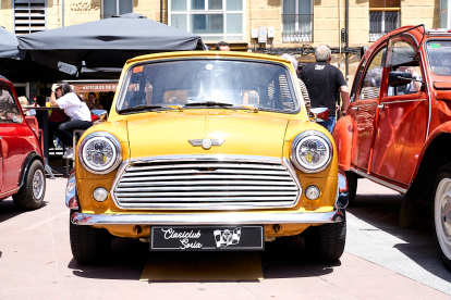 El Clasiclub de Soria acerca al centro de la ciudad la historia del motor con una concentración de coches clásicos.