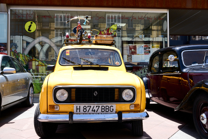 El Clasiclub de Soria acerca al centro de la ciudad la historia del motor con una concentración de coches clásicos.