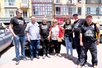 El Clasiclub de Soria acerca al centro de la ciudad la historia del motor con una concentración de coches clásicos.