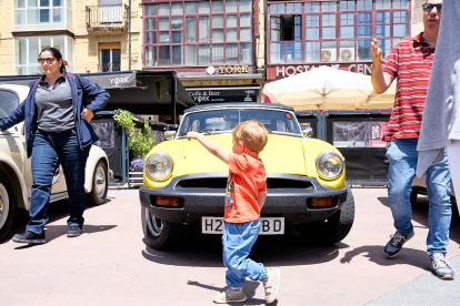 El Clasiclub de Soria acerca al centro de la ciudad la historia del motor con una concentración de coches clásicos.