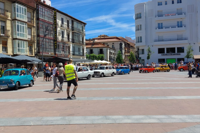 El Clasiclub de Soria acerca al centro de la ciudad decenas de coches clásicos en su 23 aniversario.