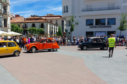 El Clasiclub de Soria acerca al centro de la ciudad decenas de coches clásicos en su 23 aniversario.