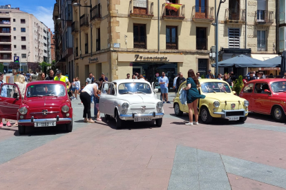 El Clasiclub de Soria acerca al centro de la ciudad decenas de coches clásicos en su 23 aniversario.