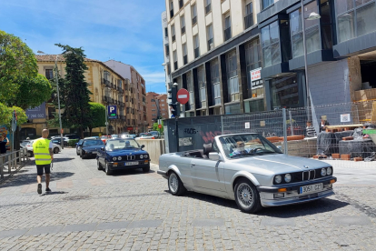 El Clasiclub de Soria acerca al centro de la ciudad decenas de coches clásicos en su 23 aniversario.