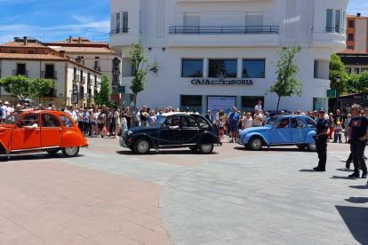 El Clasiclub de Soria acerca al centro de la ciudad decenas de coches clásicos en su 23 aniversario.