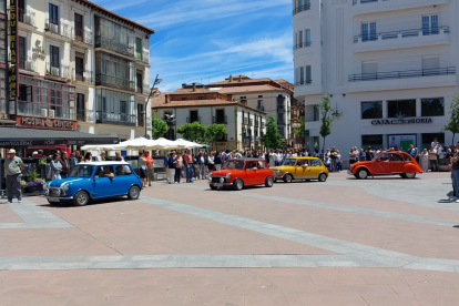 El Clasiclub de Soria acerca al centro de la ciudad decenas de coches clásicos en su 23 aniversario.