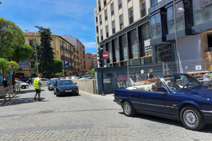 El Clasiclub de Soria acerca al centro de la ciudad decenas de coches clásicos en su 23 aniversario.