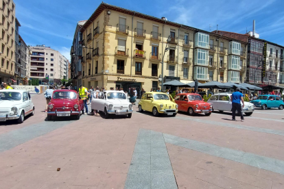 El Clasiclub de Soria acerca al centro de la ciudad decenas de coches clásicos en su 23 aniversario.