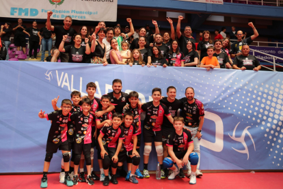 La plantilla y cuerpo técnico del C.V. Sporting Santo Domingo Alevín celebra el título de campeón de España junto a sus aficionados.