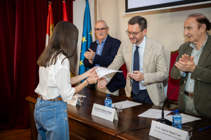 La Fundación Antonio Machado premia a 45 alumnos de diversas provincias por su implicación en difundir los valores mediambientales que recoge 'Campos de Castilla'.