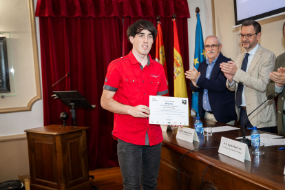 La Fundación Antonio Machado premia a 45 alumnos de diversas provincias por su implicación en difundir los valores mediambientales que recoge 'Campos de Castilla'.