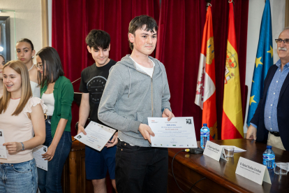 La Fundación Antonio Machado premia a 45 alumnos de diversas provincias por su implicación en difundir los valores mediambientales que recoge 'Campos de Castilla'.