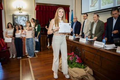 La Fundación Antonio Machado premia a 45 alumnos de diversas provincias por su implicación en difundir los valores mediambientales que recoge 'Campos de Castilla'.